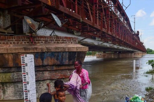 A flood alert is declared in Delhi when the discharge rate from the Hathnikund Barrage in Haryana's Yamuna Nagar crosses the 1 lakh-cusecs mark. (Photo: PTI)
