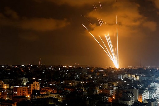 จรวดถูกยิงโดยกลุ่มติดอาวุธปาเลสไตน์เข้าสู่อิสราเอล ท่ามกลางการต่อสู้ระหว่างอิสราเอล-ปาเลสไตน์ ในเมืองฉนวนกาซา (ภาพ: Reuters)