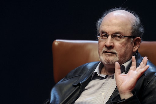 ռ¹ Salman Rushdie Թͺ 20 Թҷ   Hadi Matar 㹤ŢͧǨ (Ҿ: Reuters)