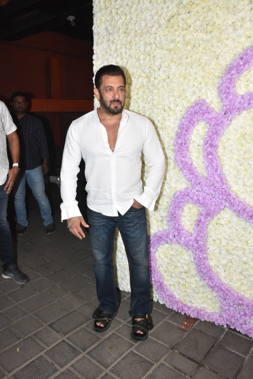 Salman Khan snapped by the paparazzi outside Arpita and Ayush Sharma's house. (Photo: Viral Bhayani) 