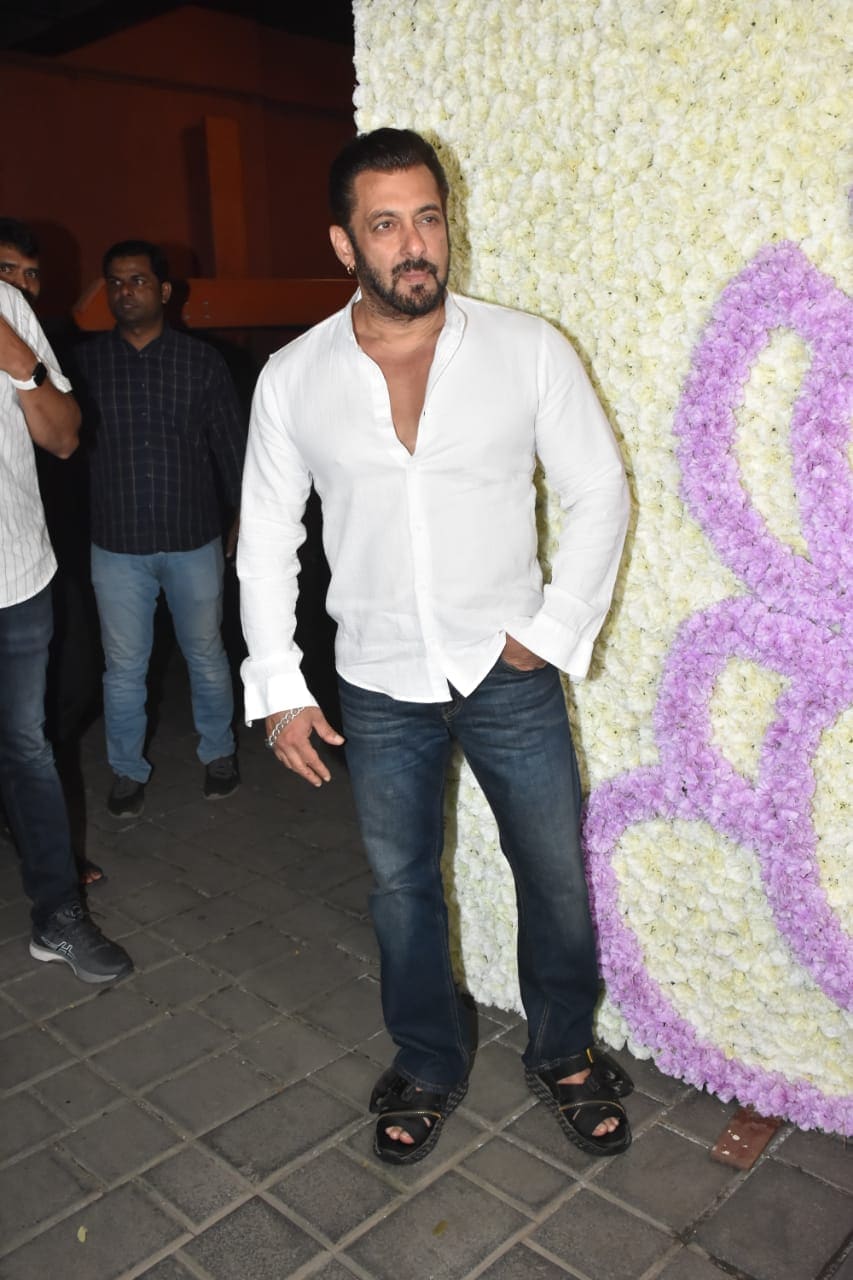 Salman Khan looked simple yet dashing as he pose for the paparazzi. (Photo: Viral Bhayani) 
