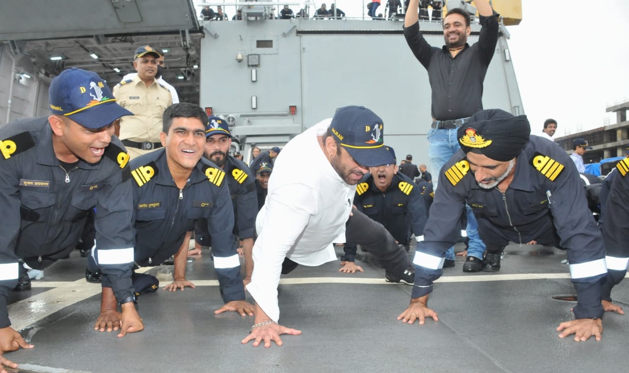 Tiger 3 actor also participate in several activities with sailors in Visakhapatnam. 