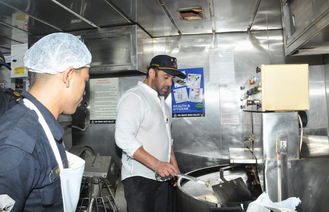 In this viral picture, Salman Khan can be seen cooking a chapati on the ship. 