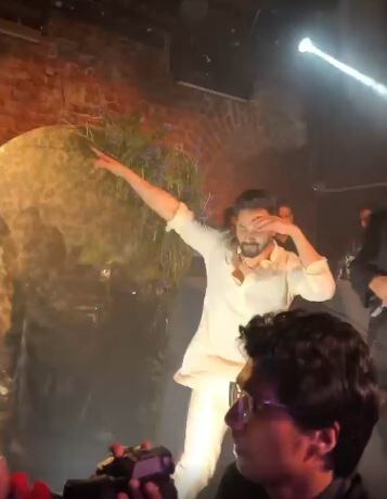 वायरल वीडियो में वरुण धवन हाय गार्मी गाने पर थिरकते हैं। 