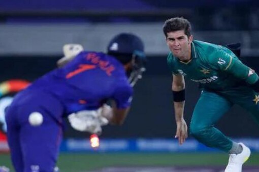 Shaheen Afridi bowling against India in T20 world Cup 2021 (AP Photo)