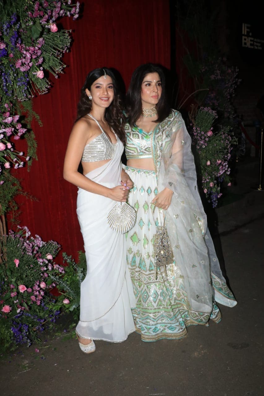 Shanaya Kapoor also posed with her mother as they arrived at the party. (Photo: Viral Bhayani)