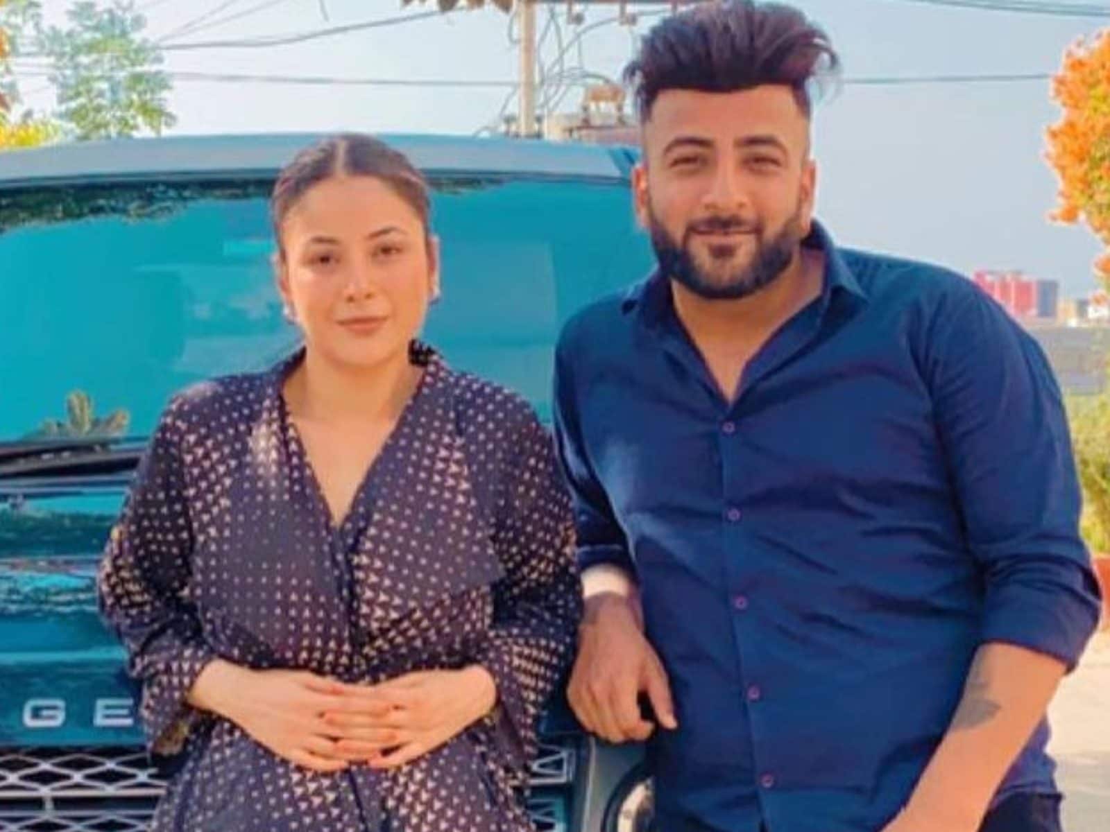 Shehnaaz Gill Gives Her Brother Shehbaz Badesha A Cute Shoutout As He Drops  New Song Aunda Janda | Movies News - News18