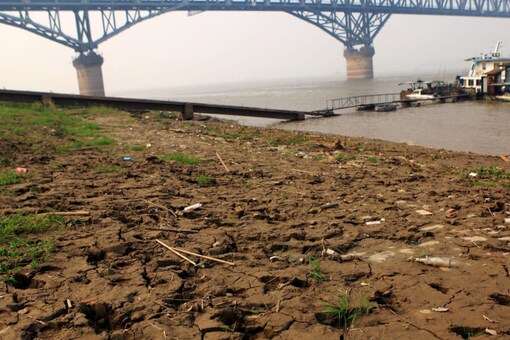 A dry riverbed seen next to the Yangtze River in Jiujiang, China (Image: Shutterstock/Representative Image)