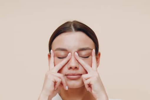 Facial exercises are one of the newest alternatives that are gaining popularity since they tone the face and ward off skin problems.