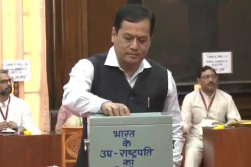 Sarbananda Sonowal casting his vote (Twitter)