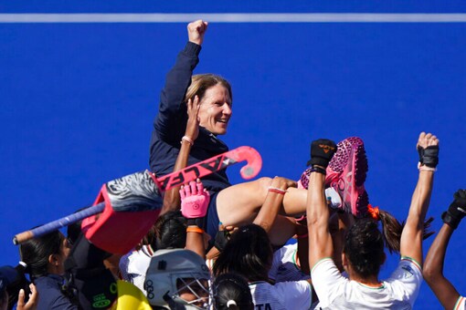 CWG 2022: Indian women's hockey team celebrate with Janneke Schopman (AP)