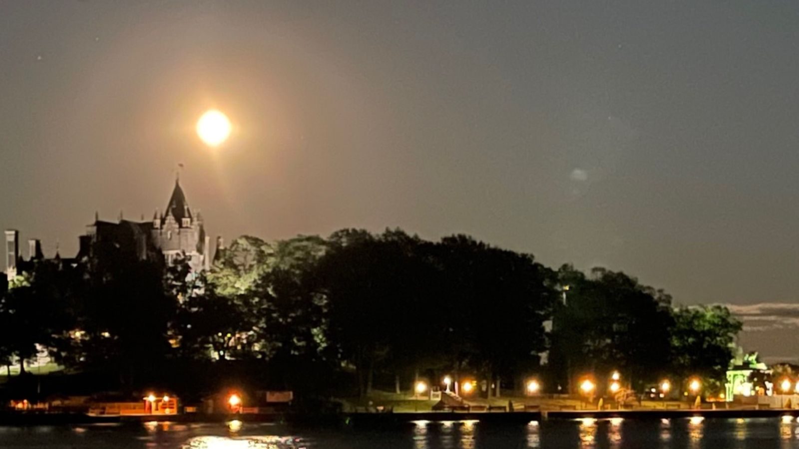 Supermoon 2022: Netizens Flood Social Media With Stunning Images of Sturgeon Supermoon - News18