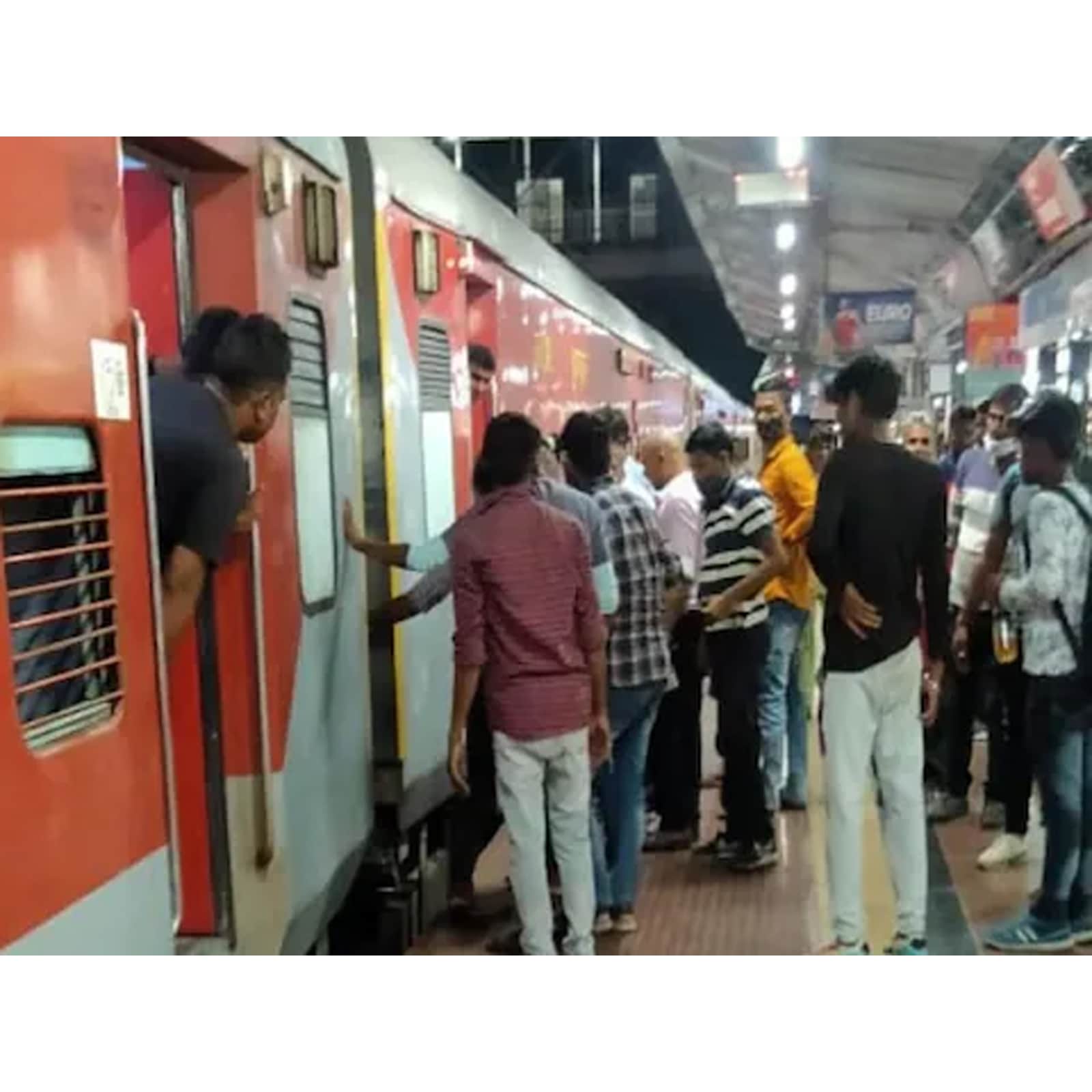 Bandra Terminus Humsafar Express To Get Additional Sleeper Coach; Details  Inside | India News - News18