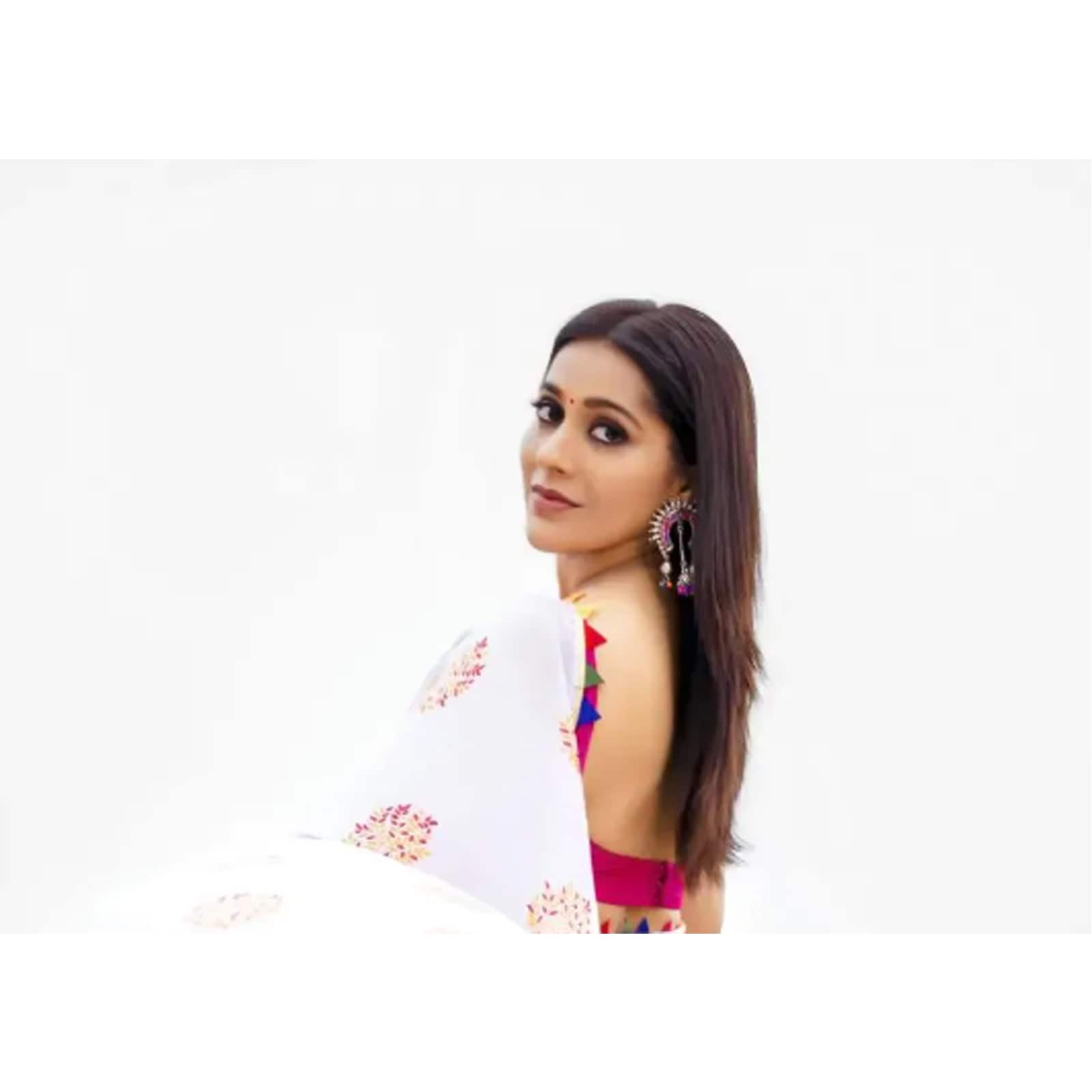 1600px x 1600px - Actress-host Rashmi Gautam Looks Gorgeous In White Chiffon Floral Print  Saree