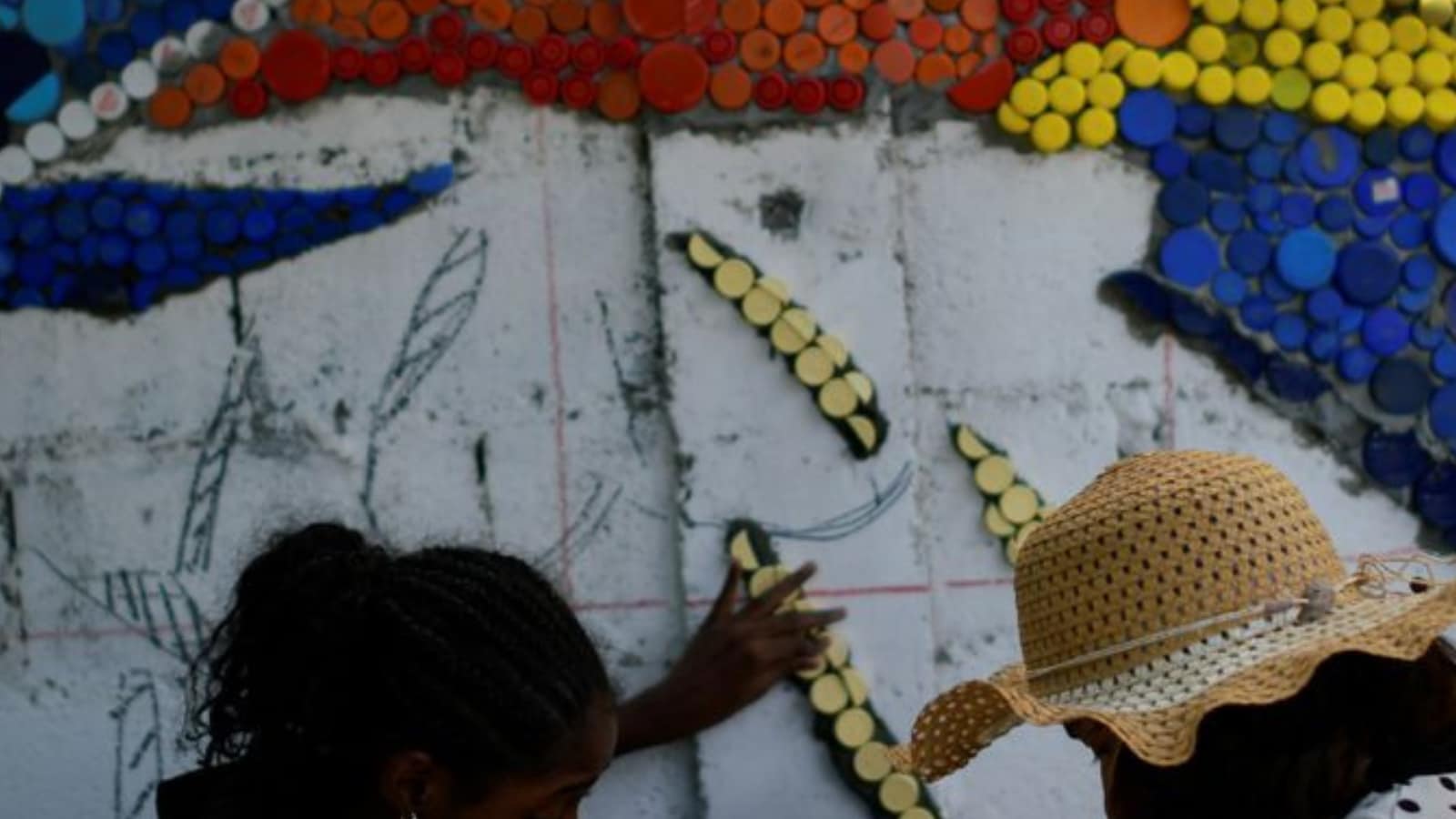 El muralista en Venezuela utiliza plástico reciclado para iluminar las afueras de Caracas