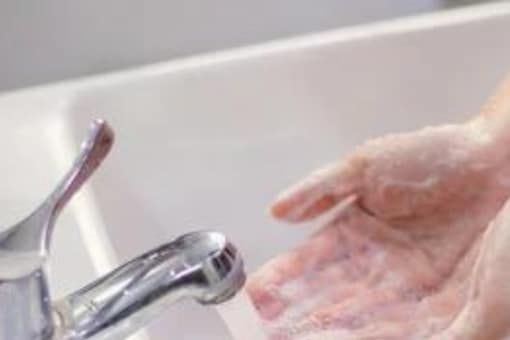 Not washing your hands before eating could make heavy metals get into your body. (Image: Shutterstock)