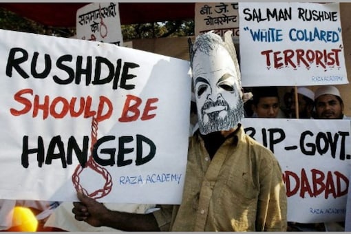 An Indian Muslim wears a mask of Indian writer Salman Rushdie as he displays a placard condemning Rushdie during aprotest in Bombay, 12 January 2004. (AFP)
