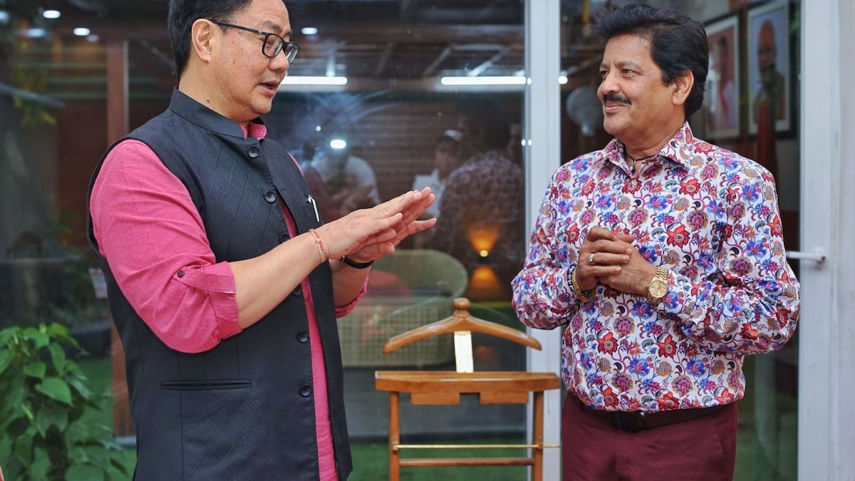 At Union Minister's Office, Udit Narayan's On-the-spot Tea Tunes Get Thumbs Up from Netizens