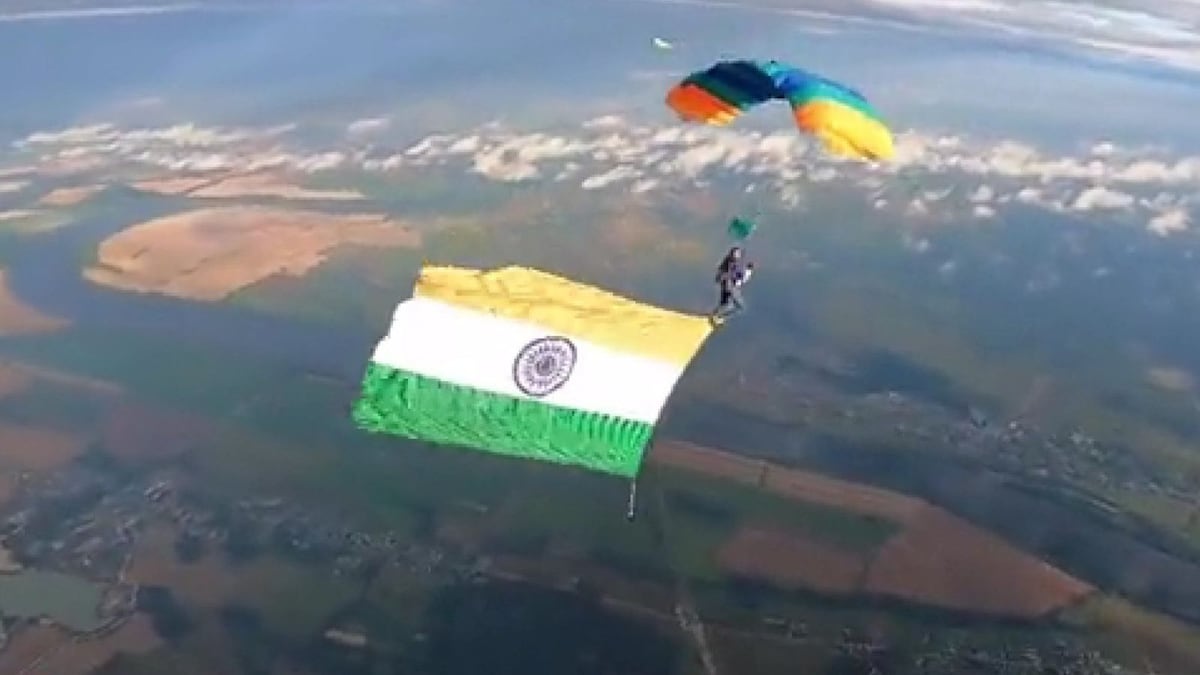 Tricolour Unfurled from Parachute Thousands of Feet in Air in Russia, Picturesque Jump Gives Goosebumps