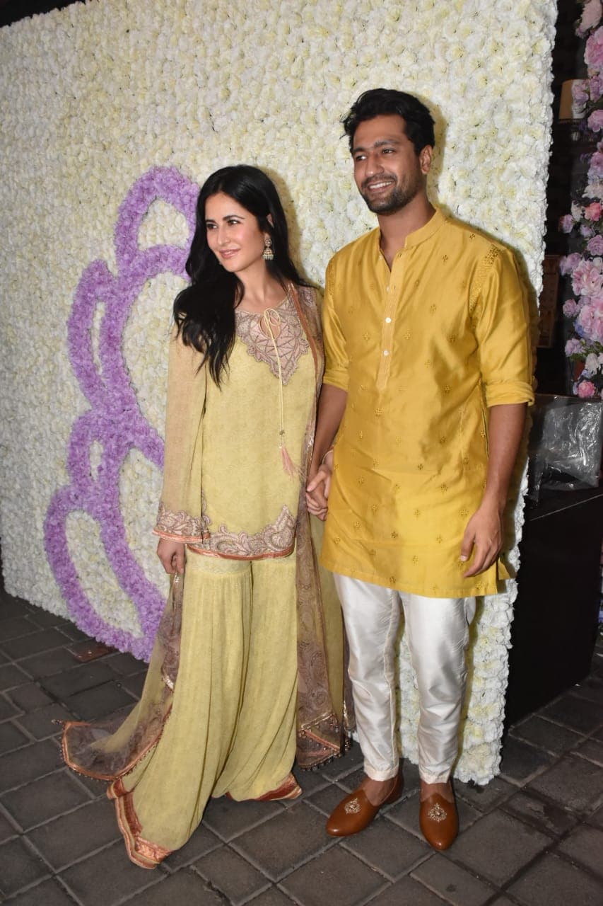 Vicky Kaushal and Katrina Kaif flaunt their million-dollar smile as they pose for the paps at Arpita Sharma's house. (Photo: Viral Bhayani) 