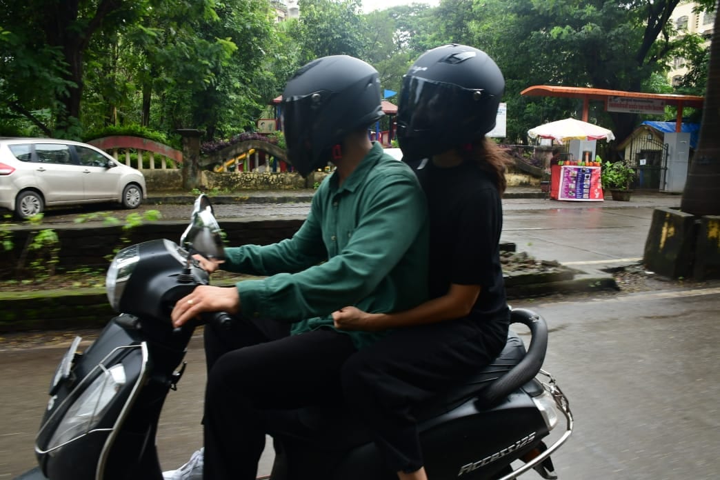 While Anushka Sharma wore an all-black attire, Virat sported a green shirt with black pants. (Photo: Viral Bhayani) 