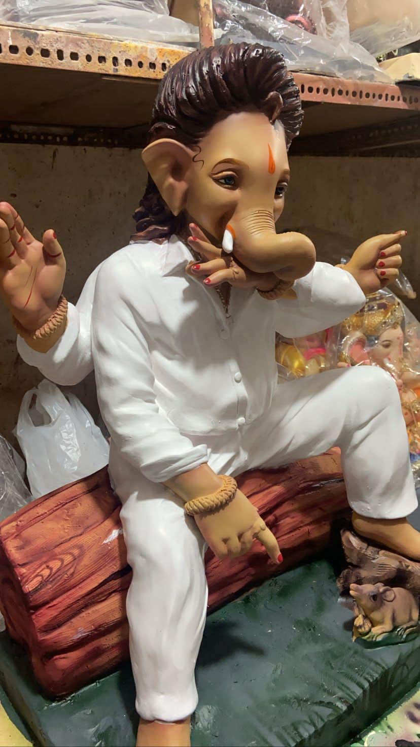 Dressed in a white kurta-pyjama, lord Ganesha idol is seen doing viral 'Main Jhukega Nahi' move from Pushpa.