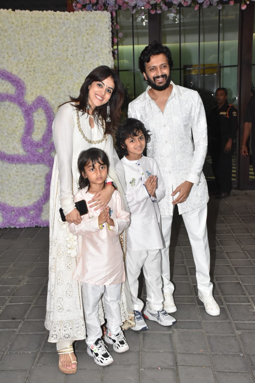 The happy family posed for the paps before enetering the residence. (Image: Viral Bhayani)