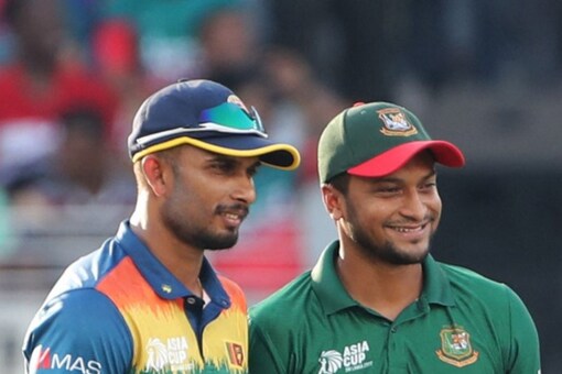 Shakib Al Hasan and Dasun Shanaka at the toss.
