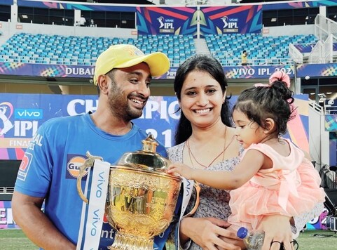 Ambati Rayudu แห่ง Chennai Super Kings กับครอบครัวหลังจากชนะ IPL 2021 (ภาพ: Instagram)
