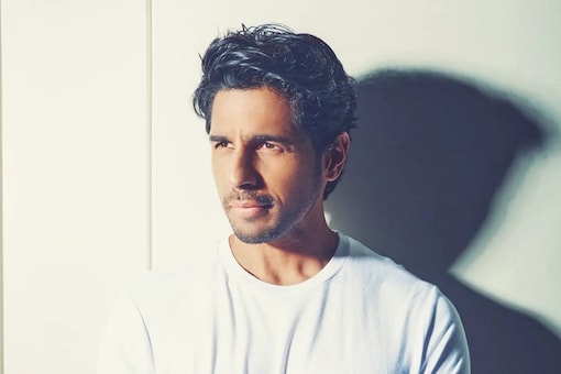 Looking Dapper in All White for Manike, Style Icon Sidharth Malhotra Has Made Fashion Statements for These Songs! Looking Dapper in All White for Manike, Style Icon Sidharth Malhotra Has Made Fashion Statements for These Songs!