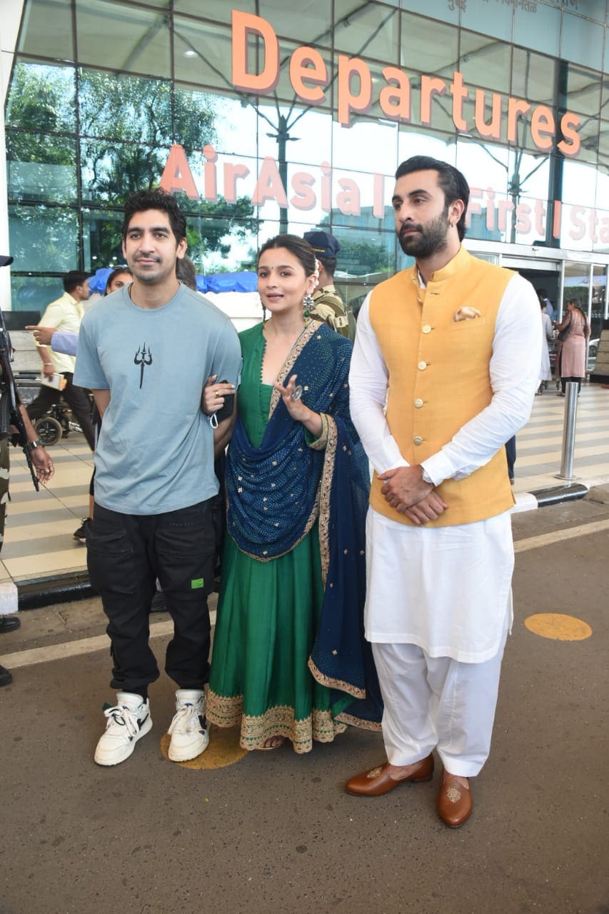 Ranbir Kapoor and Alia Bhatt snapped at the Mumbai airport with Brahmastra director Ayan Mukerji. (Photo: Viral Bhayani) 