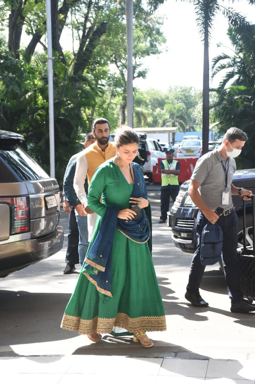 Alia Bhatt leaves for Ujjain in a simple yet gorgeous green anarkali. (Photo: Viral Bhayani) 