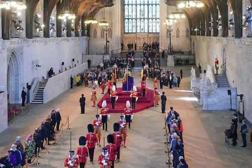 ١¹зҪԡͧҸóмҹŧȾͧ Queen Elizabeth II ͹ʶҹк catafalque  Westminster Hall  Palace of Westminster ͹͹ (Ҿ: AP)