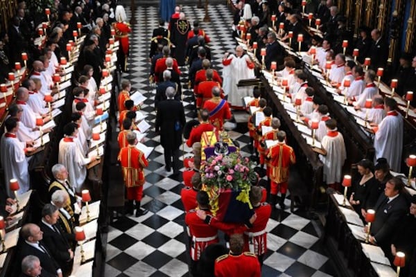 Queen Elizabeth 's Coffin Draped in Royal Standard & Adorned With Imperial State Crown