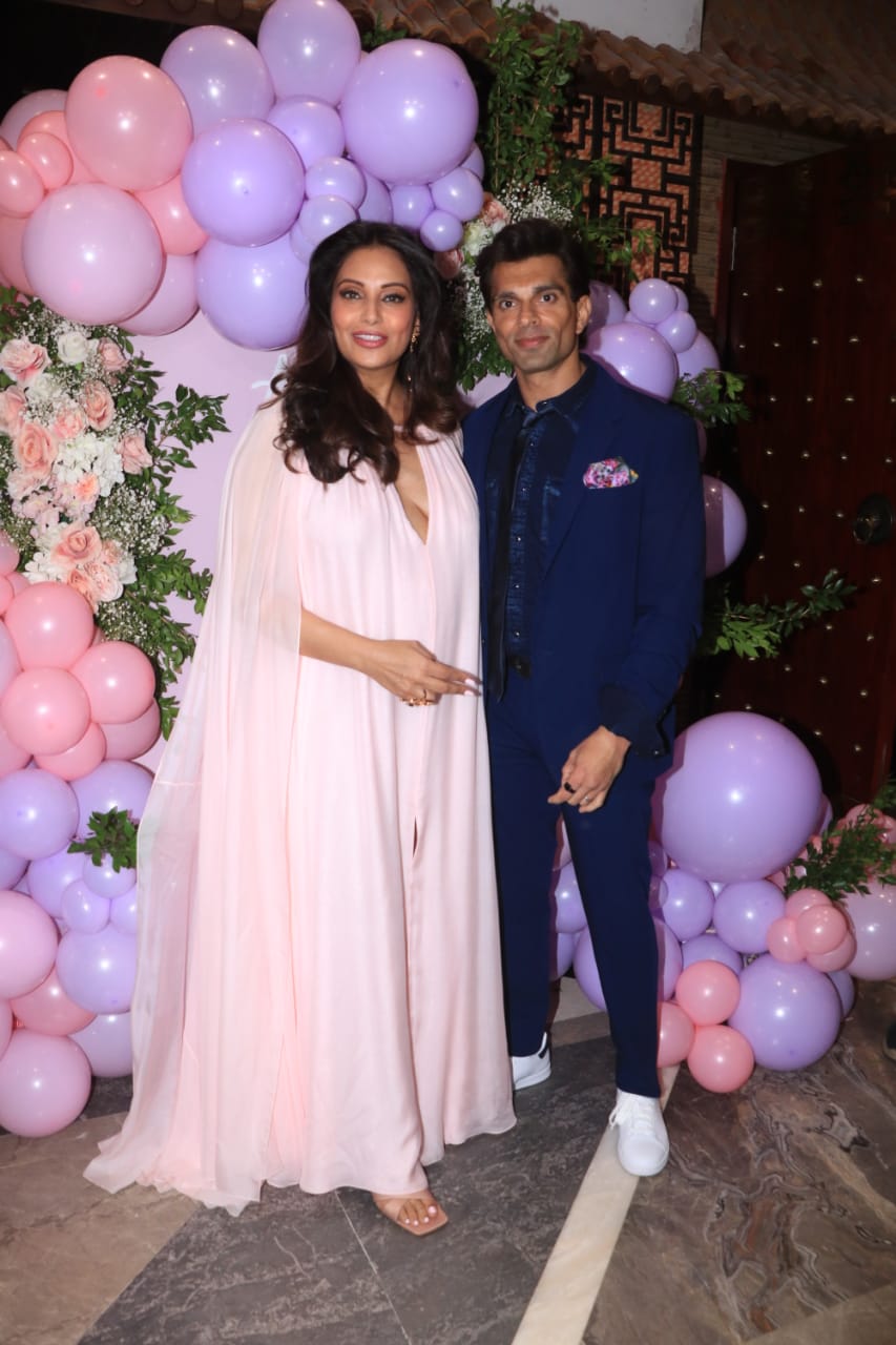 Bipasha Basu and Karan Singh Grover posed for the paparazzi as they arrived for the baby shower ceremony. (Photo: Viral Bhayani)
