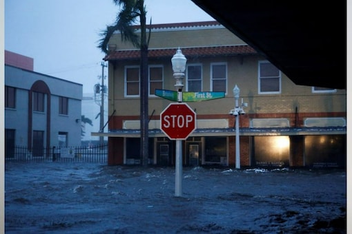 A flooded street is seen in downtown as Hurricane Ian makes landfall in southwestern Florida, in Fort Myers, Florida, U.S. September 28, 2022. (Reuters photo)

