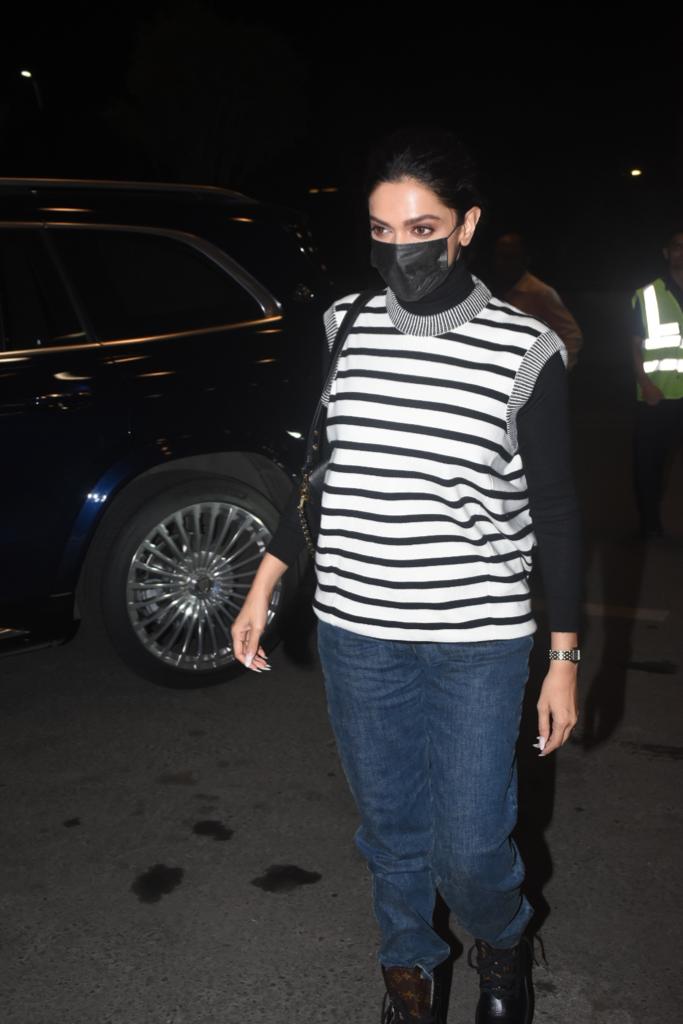 Deepika Padukone snapped at Mumbai airport on Thursday night (Photo: Viral Bhayani) 