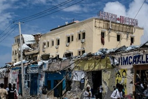 Media report in front of destored building after a deadly 30-hour siege by Al-Shabaab jihadists at Hayat Hotel in Mogadishu on August 21, 2022 (Image: AFP)