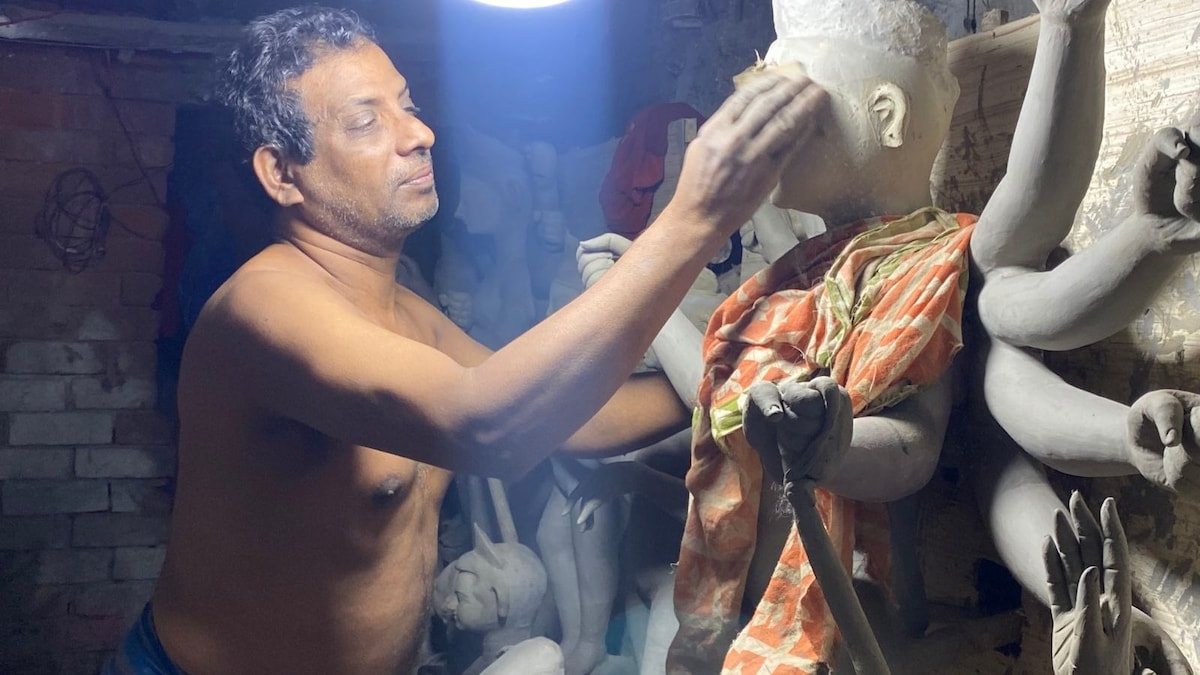 'Ma Will Make Us Happy': Through Rain & Sun, Kumortuli's Idol-makers are Reigniting the Pujo Fervour