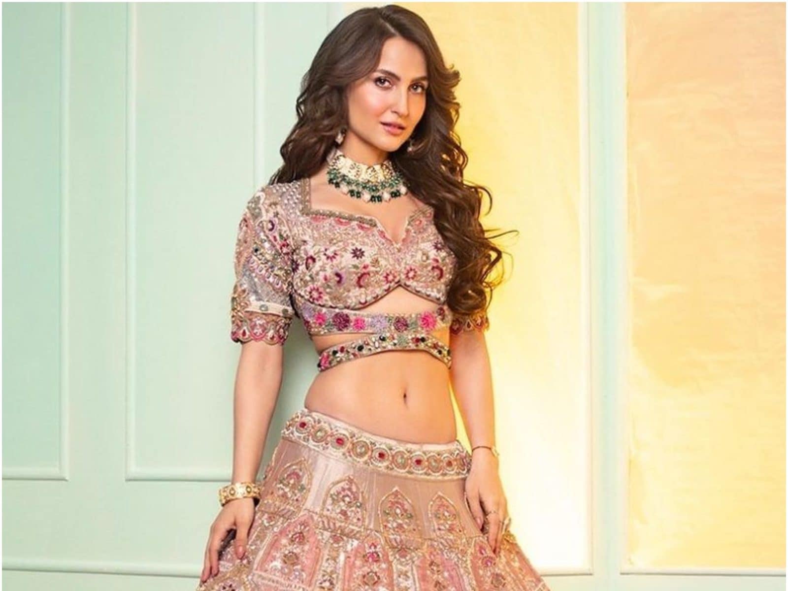 Elli Avram Fucking Videos - Elli AvrRam Believes She 'Stepped Out of Comfort Zone' in Goodbye, Ganapath  and Naane Varuven - News18