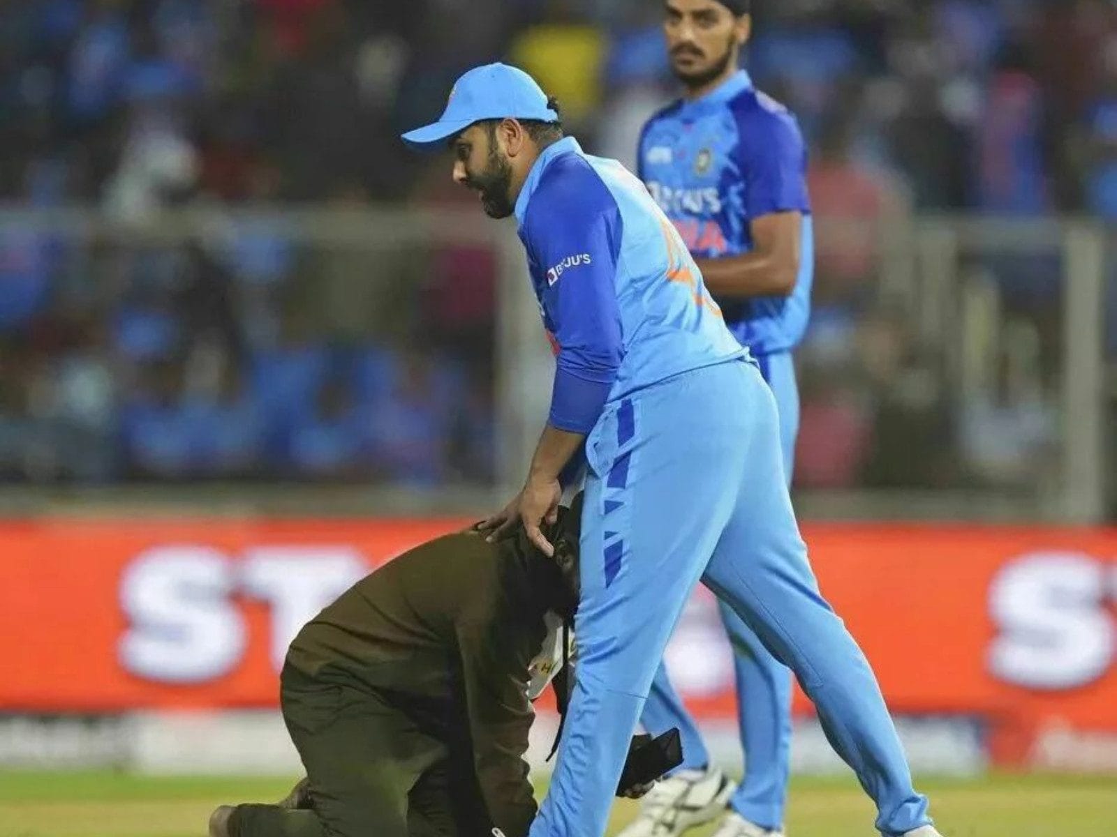 IND Vs SA: Fan Falls At Rohit Sharma's Feet As India Beat South Africa ...