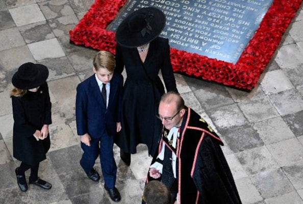 Big Ben Chimes, Hymns Mark Start of State Funeral for Queen Elizabeth II