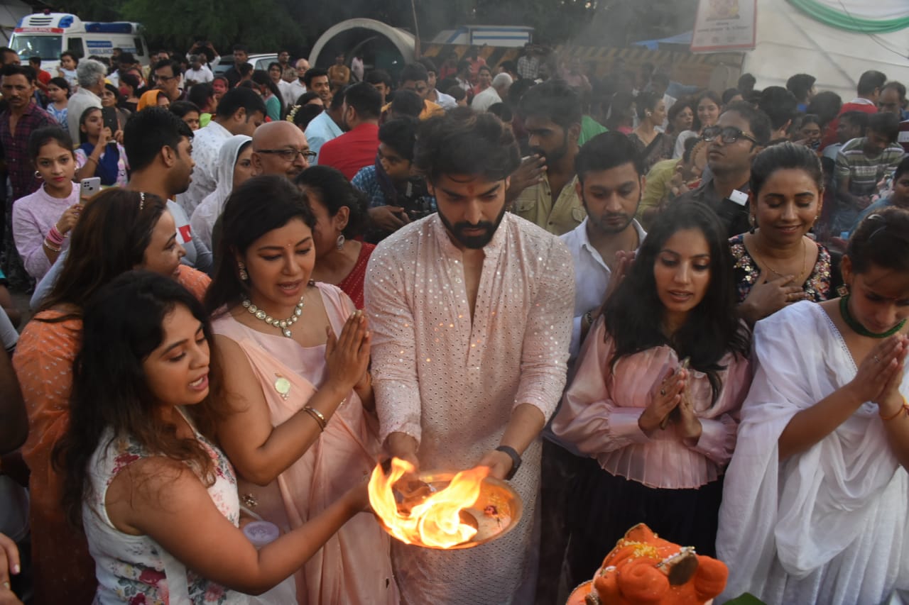 Gurmeet Choudhary and Debina Bonnerjee snapped together as they step out for Ganpati visarjan. (Photo: Viral Bhayani) 