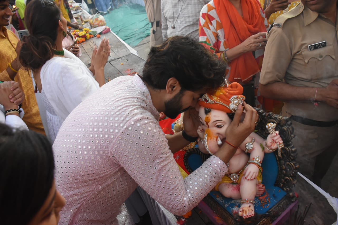 Gurmeet Choudhary and Debina Bonnerjee perform Ganpati visarjan rituals together. (Photo: Viral Bhayani) 