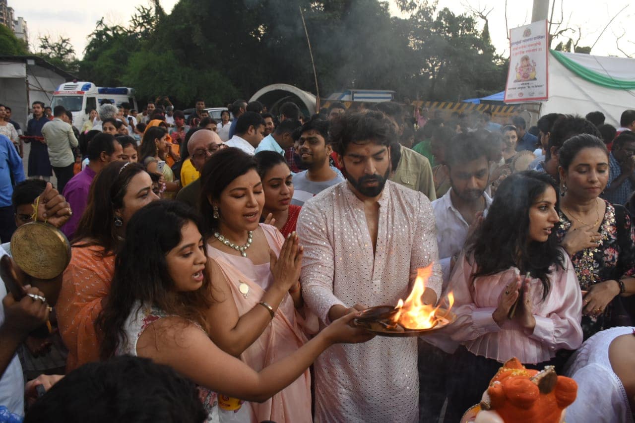 Gurmeet Choudhary and Debina Bonnerjee bid adieu to their Ganpati. (Photo: Viral Bhayani) 