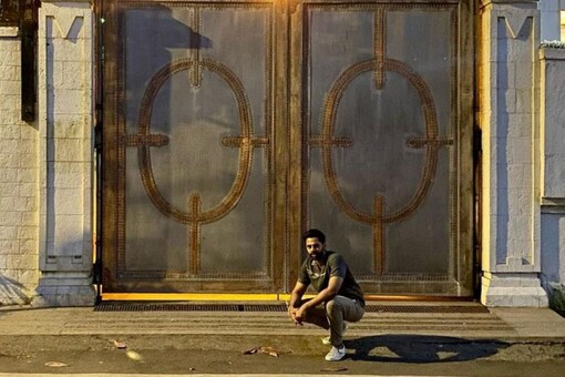 Hasan Minhaj visits Shah Rukh Khan's Mannat. 