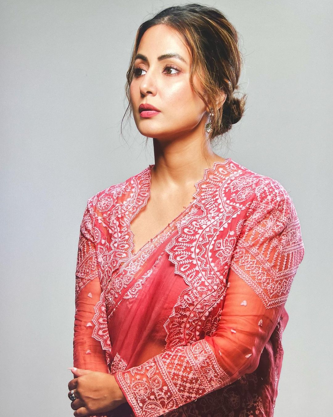 Hina Khan looks regal in the embroidered saree. 