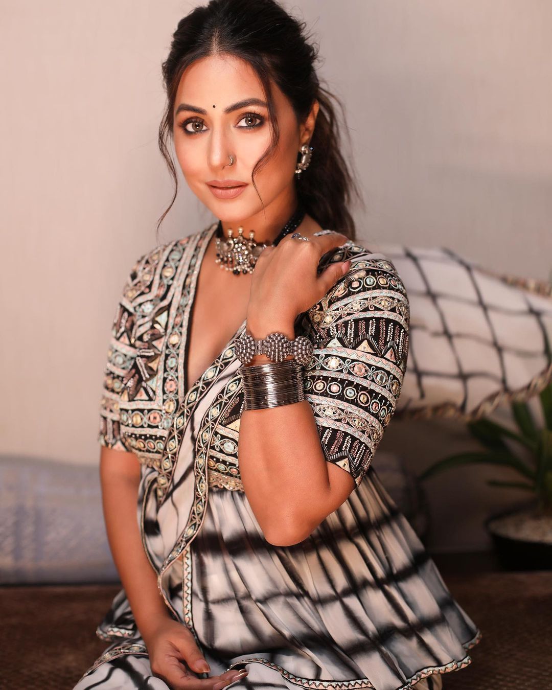 Hina Khan looks spectacular in the black and white saree. 