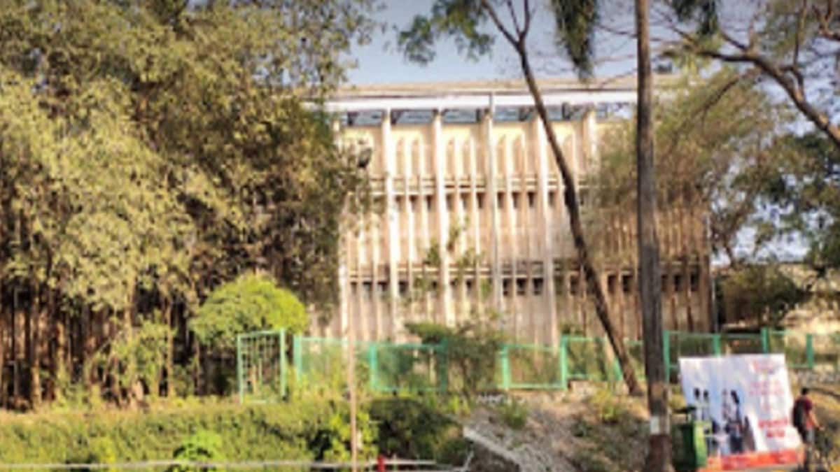 IIT Bombay to Have All Women Canteen Staff, Beef Up Security After Mess Worker Held for Peeping in Ladies' Bathroom