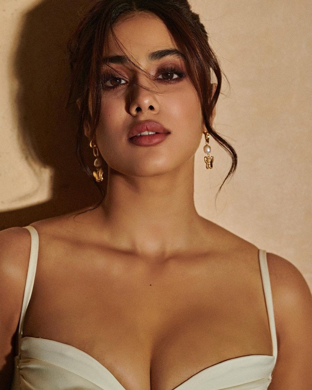 Janhvi Kapoor poses in a white body-hugging outfit and she looks absolutely gorgeous. (Photo: Instagram) 